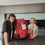 Jérémy et Flavie posent fièrement avec leur sac de Pékin Express